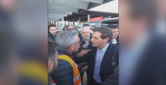 Un grupo de taxistas increpa e insulta a Rivera en Madrid: "¡Eres un traidor!"