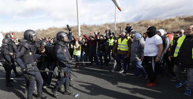 Un detenido y cargas policiales en una nueva protesta de los taxistas de Madrid