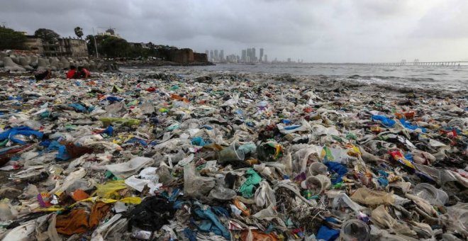 Grandes marcas resucitan fórmulas de reutilizar envases para frenar la polución plástica