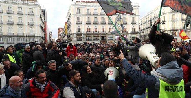 Los taxistas vuelven a manifestarse en la Puerta del Sol y cortan la Gran Vía