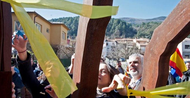 Arrimadas acude al pueblo natal de Puigdemont para arrancar lazos amarillos