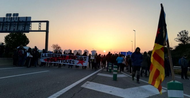 "Nen, si ve un piquet abaixa la persiana i au"