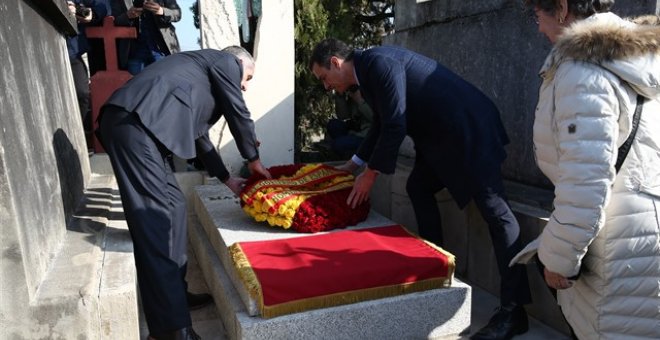 Pedro Sánchez homenajea a Manuel Azaña ante su tumba en Montauban