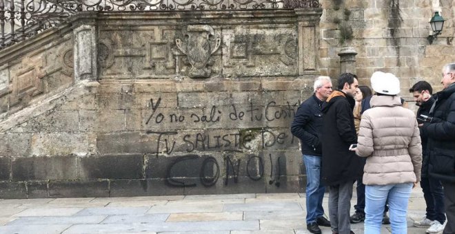 Pintadas contra los Borbones, la Iglesia y Vox en la Catedral de Santiago