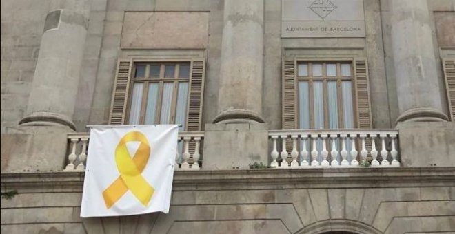 La justícia prohibeix els llaços grocs a l'Ajuntament de Barcelona