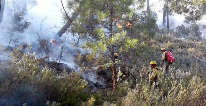Sigue activo el incendio en Albacete, aunque baja la alerta