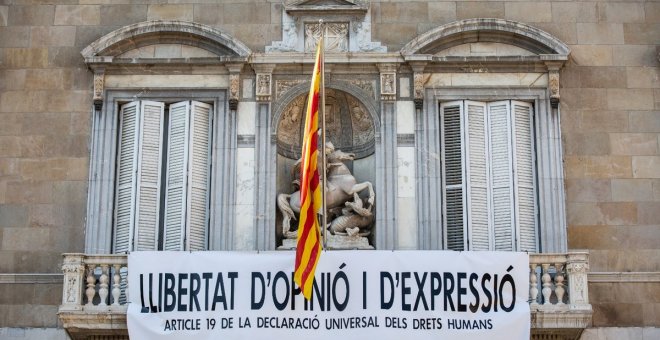 Nova pancarta al Palau de la Generalitat per recordar el dret a la llibertat d'opinió i expressió, recollit a la declaració de Drets Humans