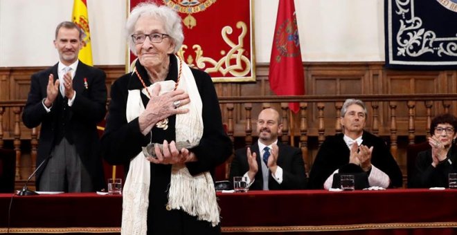 Ida Vitale reivindica la poesía del Quijote en la entrega del Premio Cervantes