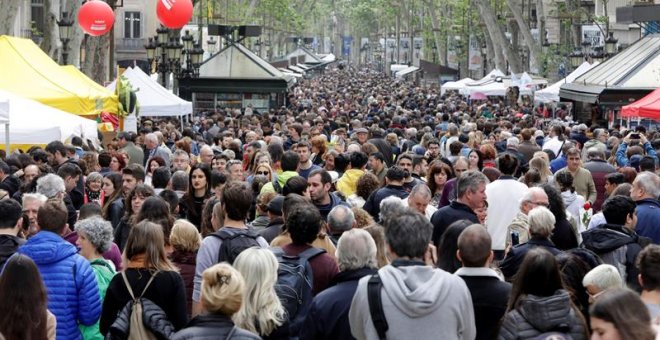 Un Sant Jordi ajeno a la lluvia y a la campaña electoral