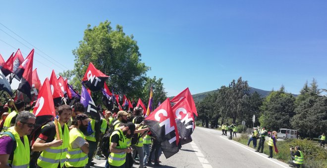 Las banderas de CNT ondean frente al Valle de los Caídos