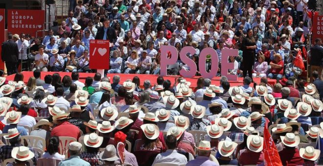 Sánchez hace un acto de fortaleza en Mérida para pedir autonomías y municipios socialistas