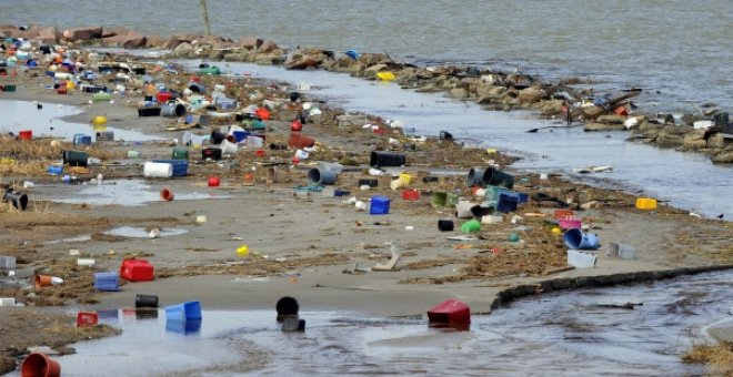 Cada año, 8 millones de toneladas de plástico terminan en los océanos, según el informe 'Mar de plásticos'