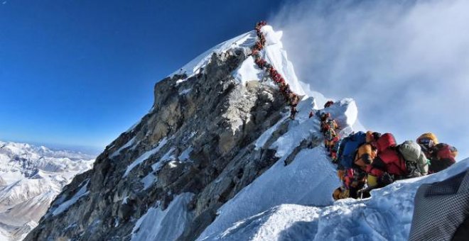 Diez alpinistas muertos tras el atasco en la cima del Everest