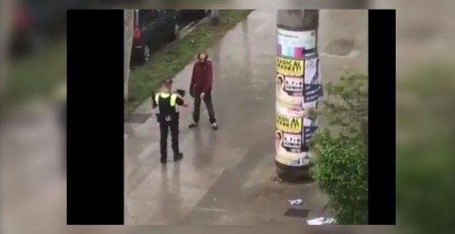 Un policía reduce en Viladecans a un hombre que portaba un hacha de cocina