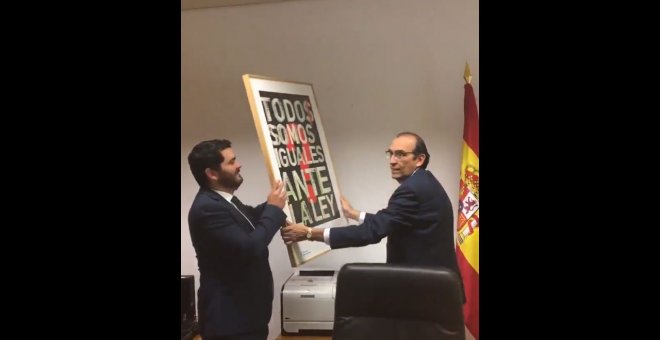 Vox sustituye un cuadro sobre la igualdad ante la ley por una fotografía de Felipe VI: "Hemos puesto al rey donde se merece"