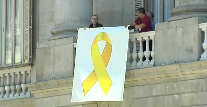 Colau vuelve a colgar el lazo amarillo en el Ayuntamiento de Barcelona