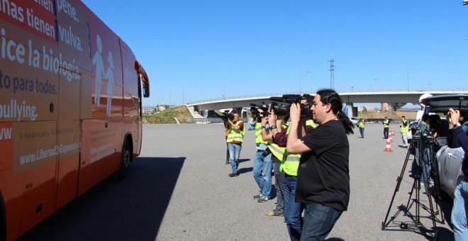 Una jueza revoca la multa de la Generalitat al bus tránfobo de Hazte Oír porque no discrimina por identidad sexual