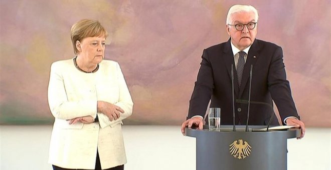 Merkel vuelve a sufrir temblores durante un acto oficial