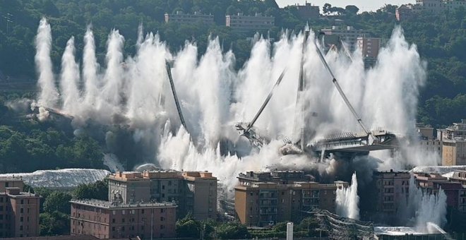 La espectacular demolición controlada de los restos del puente Morandi en Génova