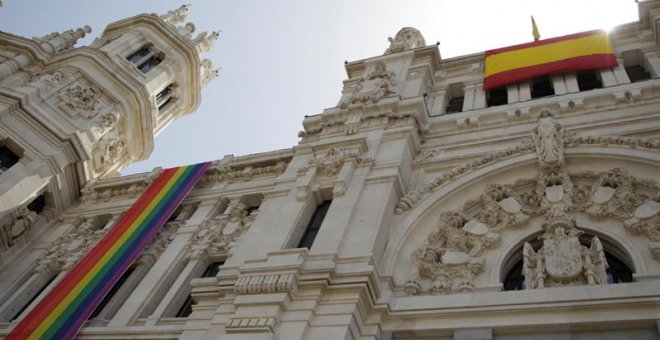 Almeida se pliega ante Vox, coloca una bandera de España en el Ayuntamiento de Madrid y desplaza la del Orgullo