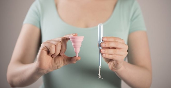 Un estudio confirma que las copas menstruales son seguras y producen menos residuos que las compresas y tampones