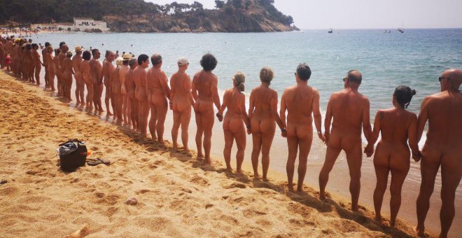 Les platges nudistes es tapen amb banyador