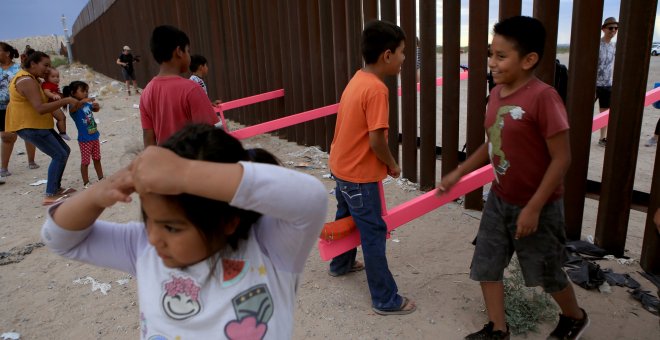 Así es el columpio fronterizo que permite que niños mexicanos y estadounidenses jueguen juntos
