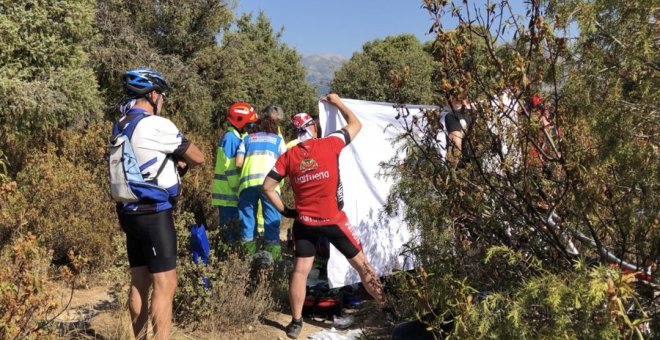 Diez ciclistas realizan una reanimación a un compañero hasta la llegada de Emergencias