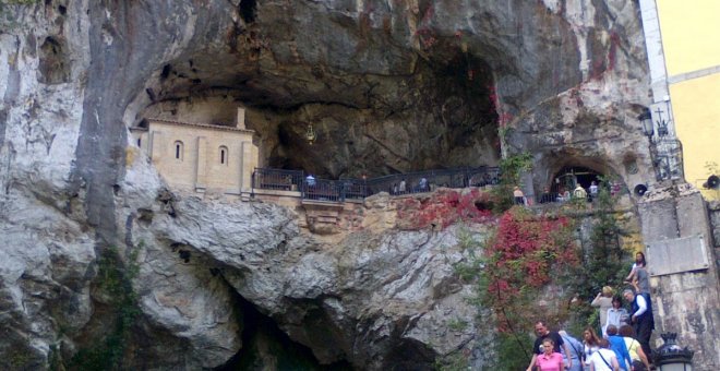 Fallece un niño de tres años al caer desde seis metros en el santuario de Covadonga