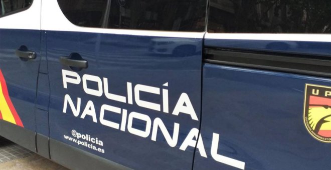 Una mujer resulta herida tras caer de un primer piso al huir de la casa en la que le había encerrado su expareja