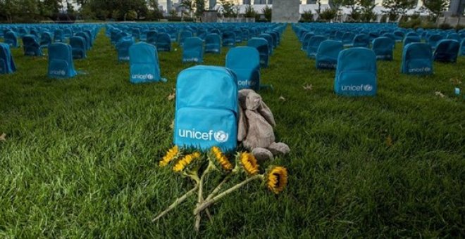 La ONU instala un cementerio de mochilas frente a su sede en homenaje a los más de 12.000 niños muertos en conflicto en 2018