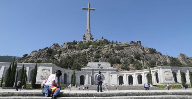 Los benedictinos del Valle celebran la misa en plena calle tras el cierre de la Basílica antes de la exhumación de Franco