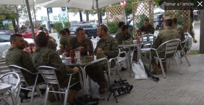 Defensa estudia sancionar al mando de los legionarios fotografiados con armas en una terraza en Catalunya