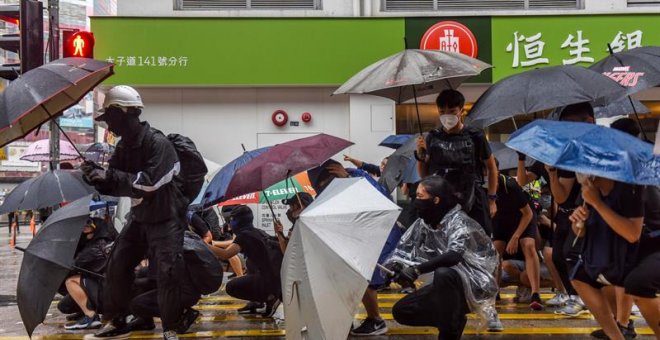 Miles de hongkoneses vuelven a tomar las calles desafiando ley anti-máscaras