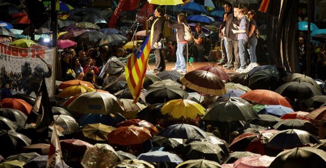 Concentracions multitudinàries a les places de bona part de les ciutats catalanes en protesta per les condemnes del Suprem