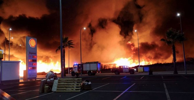 Evacuan a 145 migrantes de un núcleo chabolista arrasado por las llamas en Lepe