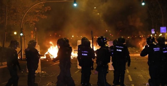 Més aldarulls, més foc i més càrregues policials a les capitals catalanes