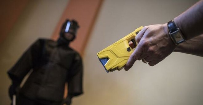 Antidisturbios y agentes antiterroristas de la Guardia Civil aprenderán a usar armas táser