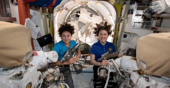 Dos mujeres hacen historia con un paseo espacial íntegramente femenino