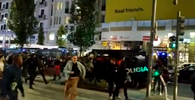 Así cargó la Policía en Madrid contra los periodistas que cubrían las protestas pese a identificarse varias veces como "prensa"