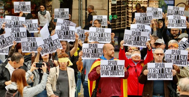 Centenars de manifestants protesten contra una reunió d'España Global amb cònsols de Barcelona
