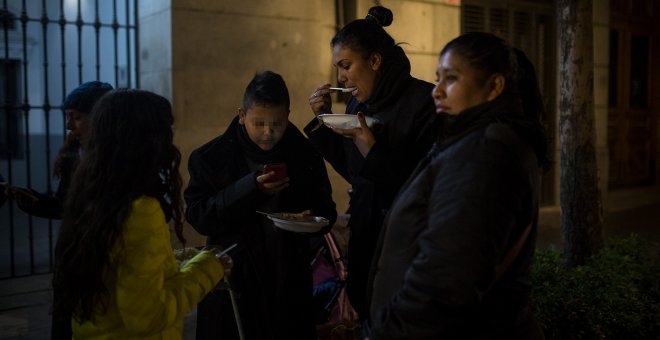 La pelea entre Migraciones y Ayuntamiento deja durmiendo en la calle a niños refugiados