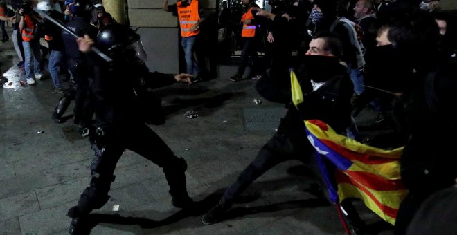 Los enfrentamientos entre manifestantes y Policía vuelven a Barcelona y dejan al menos 46 heridos y varios detenidos
