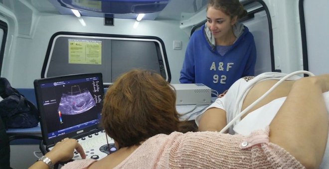 Una clínica de aborto, contra la ambulancia ultracatólica: "Las mujeres no necesitamos tutela de nadie"