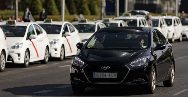 IU invita a Uber a explicar su política laboral y fiscal en la Asamblea de Madrid