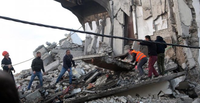 Más de 20 muertos y unos 600 heridos en un terremoto de magnitud 6,4 en Albania