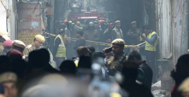 Mueren en un incendio 43 personas que dormían en una fábrica en Nueva Delhi
