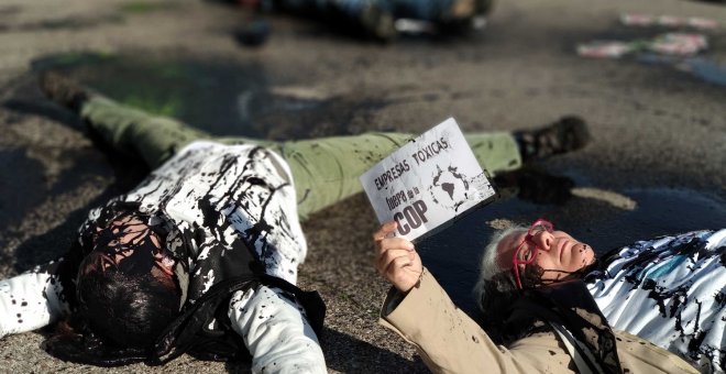 Activistas se rocían con 'petróleo' frente a la Cumbre del Clima: "Empresas criminales, fuera de la COP"