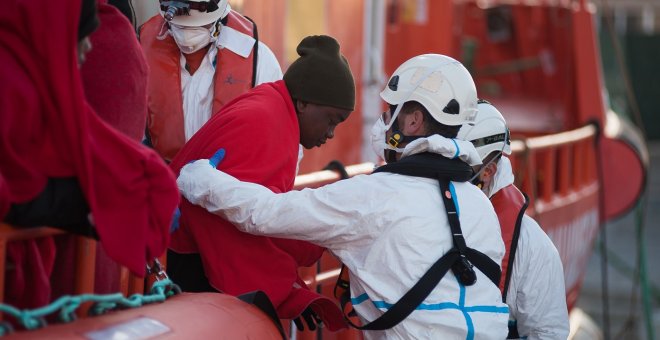 Un muerto en el Mar de Alborán en una patera en la que viajaban otros 72 migrantes