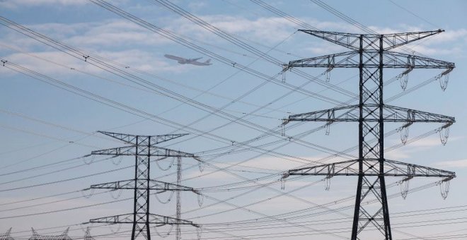 La CNMC aprueba recortes a la retribución del transporte y distribución eléctrica del 7,3% y 4,5%